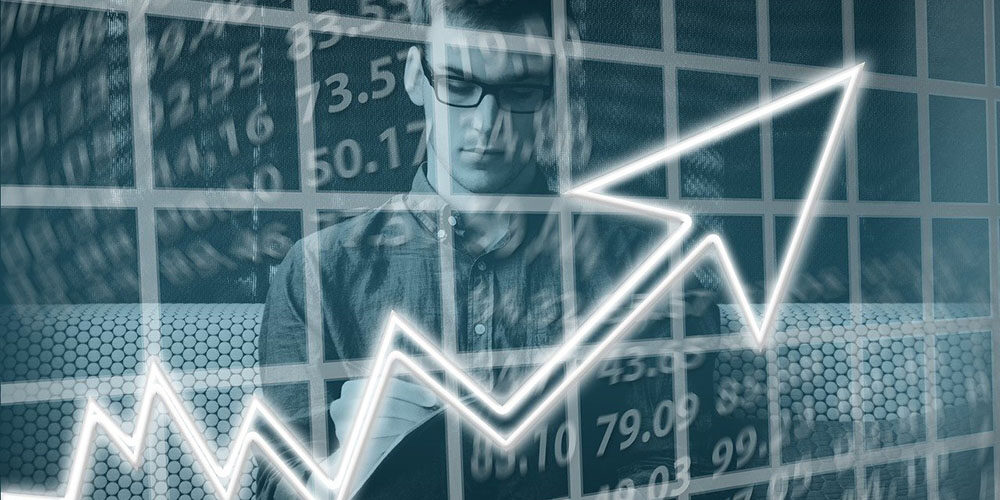 Empresario viendo gráfica ascendente de su negocio con la transformación digital